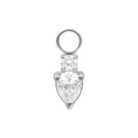 Mystic Crystal Anhänger aus Chirurgenstahl Silberner Piercing-Anhänger mit zwei klaren Kristallen vor weißem Hintergrund