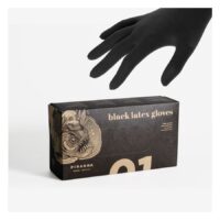 Schwarze Latex-Handschuhe Piranha Box Schwarze Box mit Piranha-Motiv, schwarze Latex-Handschuhe im Hintergrund