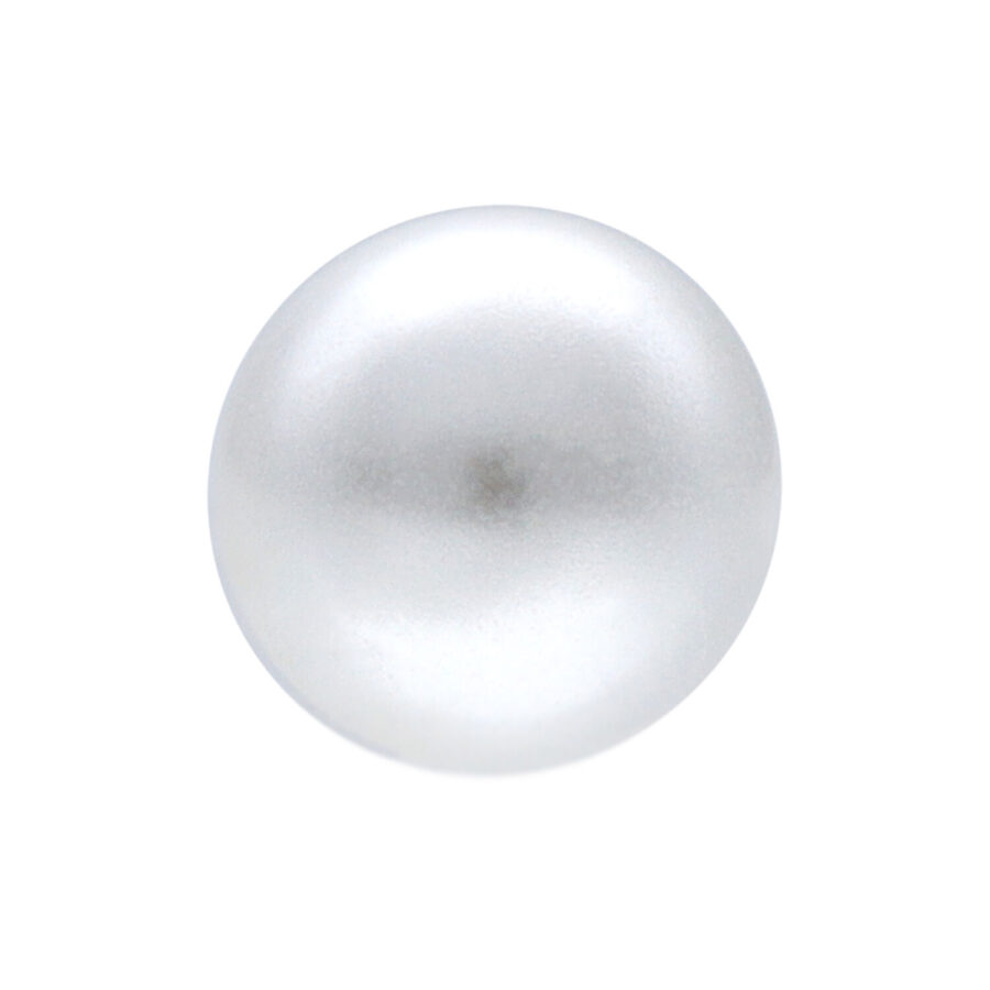 Weiße synthetische Perle mit glatter Oberfläche auf weißem Hintergrund