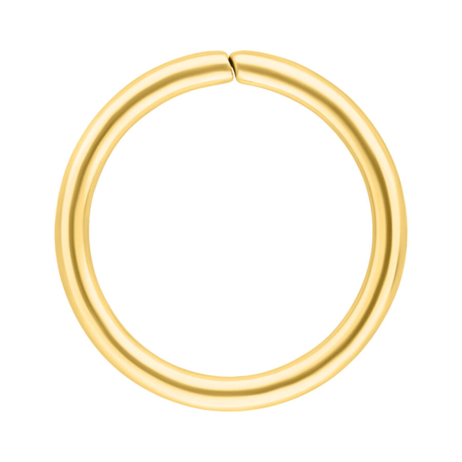 Goldener nahtloser Ring aus Chirurgenstahl auf weißem Hintergrund