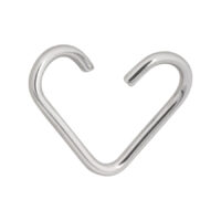 Silbernes Herz Piercing aus Chirurgenstahl Silbernes herzförmiges Piercing aus Chirurgenstahl auf weißem Hintergrund