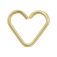 Goldener Herzring aus Chirurgenstahl Goldener herzförmiger Ring aus Chirurgenstahl auf weißem Hintergrund