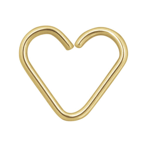 Goldener herzförmiger Ring aus Chirurgenstahl auf weißem Hintergrund