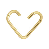 Goldener Herz-Piercing Ring aus Stahl Goldener, nahtloser Herzring aus Chirurgenstahl auf weißem Hintergrund