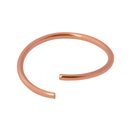 Roségoldener, nahtloser Ring aus Chirurgenstahl auf weißem Hintergrund