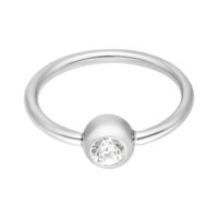 Silberner Piercing-Ring mit Kristall Silberner Continuous Ring mit klarem Kristall auf weißem Hintergrund