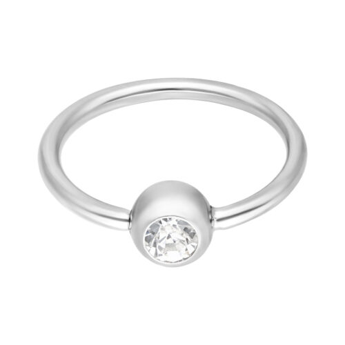 Silberner Continuous Ring mit klarem Kristall auf weißem Hintergrund