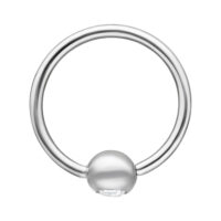Silberner Piercing-Ring mit Kristallkugel Silberner Continuous-Ring mit klarer Kristallkugel auf weißem Hintergrund