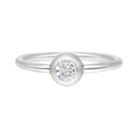 Silberner Continuous Ring mit Kristall Silberner Piercing-Ring mit klarem Kristall auf weißem Hintergrund