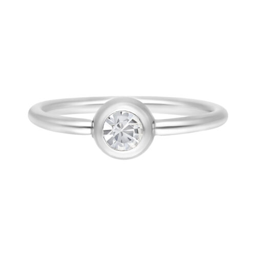 Silberner Piercing-Ring mit klarem Kristall auf weißem Hintergrund
