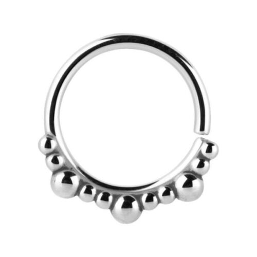 Silberner Continuous Ring aus Chirurgenstahl mit Kugelverzierung auf weißem Hintergrund