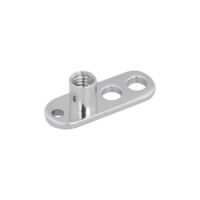 Silberner Titan-Dermal Anchor mit 3 Löchern auf weißem Hintergrund