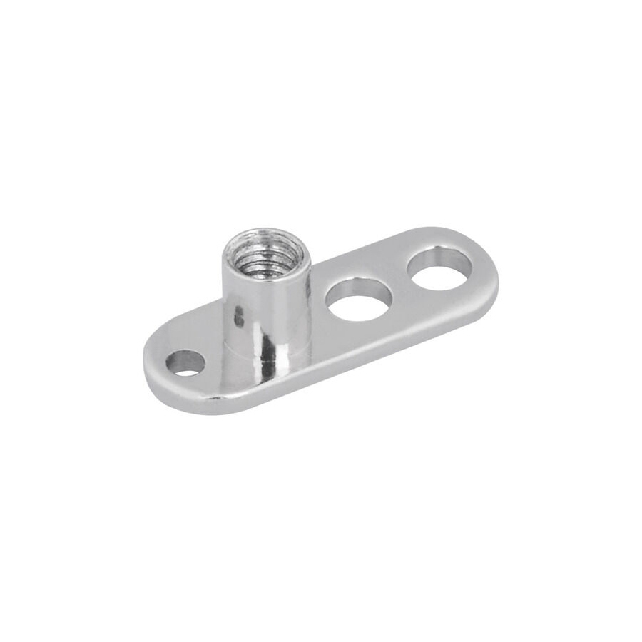 Silberner Titan-Dermal Anchor mit 3 Löchern Silberner Titan-Dermal Anchor mit 3 Löchern auf weißem Hintergrund