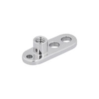 Silberner Titan-Dermal Anchor mit drei Löchern auf weißem Hintergrund
