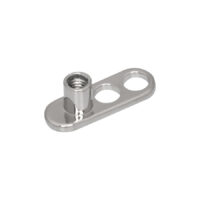 Silberner Titan Dermal Anchor mit 2 Löchern auf weißem Hintergrund