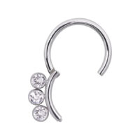 Silberner Septum Clicker mit Kristallen Silberner Scharnier-Ring mit drei klaren Kristallen auf weißem Hintergrund
