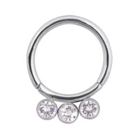 Silberner Septum Clicker mit Kristallen Silberner Piercing-Ring mit drei klaren Kristallen vor weißem Hintergrund