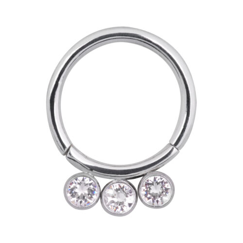 Silberner Piercing-Ring mit drei klaren Kristallen vor weißem Hintergrund