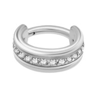 Silberner Clicker mit Kristallen für Piercings Silberner Piercing Clicker mit funkelnden Kristallen auf weißem Hintergrund