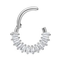 Euphoria Septum Clicker aus Chirurgenstahl mit Kristallen Silberner Septum Clicker mit klaren Kristallen auf weißem Hintergrund