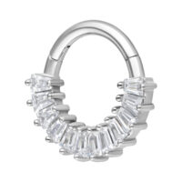 Euphoria Septum Clicker aus Chirurgenstahl Silberner Septum Clicker mit klaren Kristallen auf weißem Hintergrund