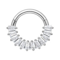 Euphoria Septum Clicker in Silber mit Kristallen Silberner Septum Clicker aus Chirurgenstahl mit klaren Kristallen auf weißem Hintergrund