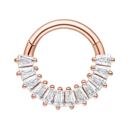 Roségoldener Septum Clicker mit klaren Kristallen auf weißem Hintergrund