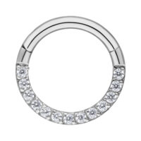 Silberner Septum Clicker mit Pavé-Set Kristallen auf weißem Hintergrund