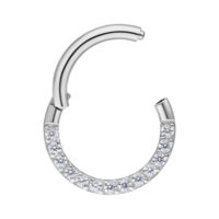Silberner Septum Clicker aus Chirurgenstahl mit klaren Kristallsteinen auf weißem Hintergrund