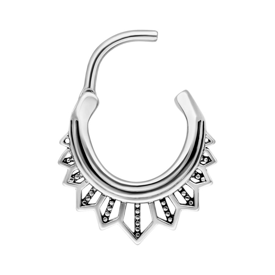 Silberner Septum Clicker mit stilisiertem Sonnenmotiv auf weißem Hintergrund