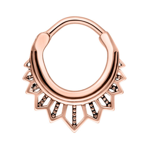 Roségoldener Septum Clicker mit dekorativem Zackenmuster auf weißem Hintergrund