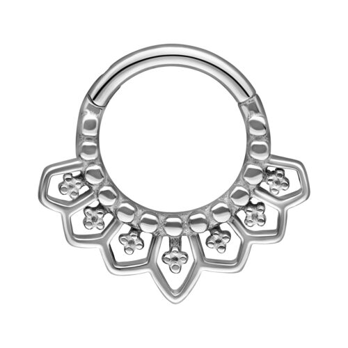 Silberner Septum Clicker mit verspieltem, kathedralen Design auf weißem Hintergrund
