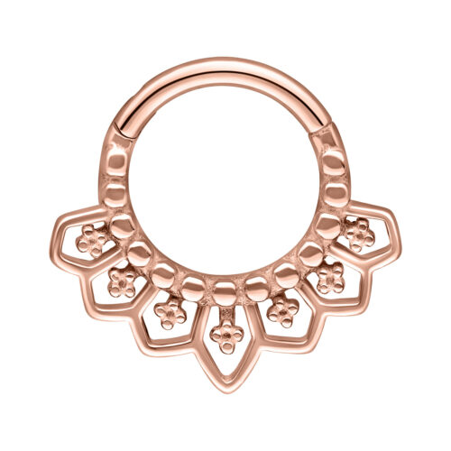 Roségoldener Septum Clicker mit blumigem Design auf weißem Hintergrund