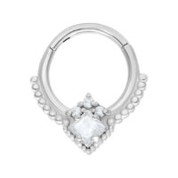 Silberner Septum Clicker mit Kristallen Silberner Septum Clicker mit klaren Kristallen auf weißem Hintergrund