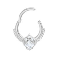 Silberner Septum Clicker mit Kristall Silberfarbener Septum Clicker mit klarem Kristall auf weißem Hintergrund