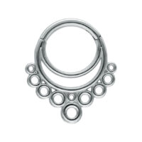 Silberner Septum Clicker mit kreisförmigen Details auf weißem Hintergrund