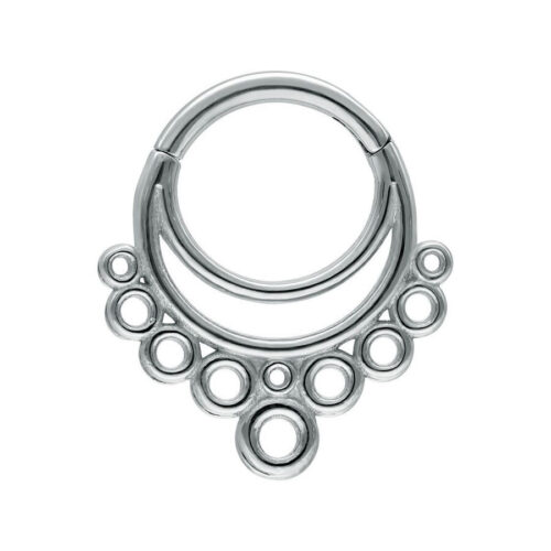Silberner Septum Clicker mit kreisförmigen Details auf weißem Hintergrund