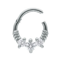 Silberner Septum Clicker mit drei Kristallen Silberner Septum Clicker mit drei klaren Kristallen auf weißem Hintergrund