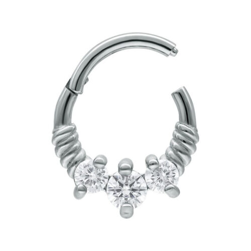 Silberner Septum Clicker mit drei klaren Kristallen auf weißem Hintergrund