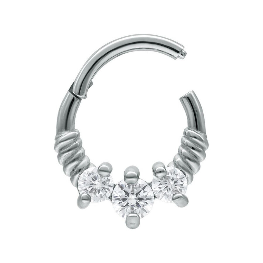 Silberner Septum Clicker mit drei Kristallen Silberner Septum Clicker mit drei klaren Kristallen auf weißem Hintergrund