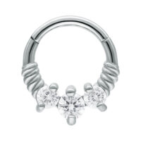 Septum Clicker mit drei klaren Kristallen Silberner Septum Clicker mit drei klaren Kristallen auf weißem Hintergrund