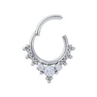 Silberner Septum Clicker mit klaren Kristallen auf weißem Hintergrund