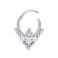 Silberner Septum Clicker mit dreieckigem Design und klaren Kristallen auf weißem Hintergrund
