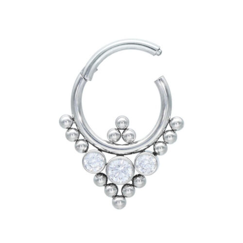 Silberner Septum Clicker mit dreieckigem Design und klaren Kristallen auf weißem Hintergrund