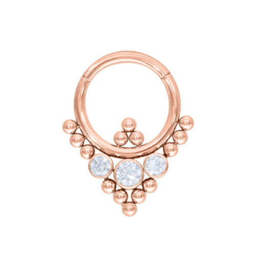 Roségoldener Septum Clicker mit klaren Kristallen auf weißem Hintergrund