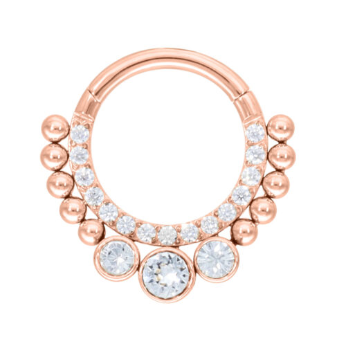 Roségoldener Septum Clicker mit klaren Kristallen auf weißem Hintergrund