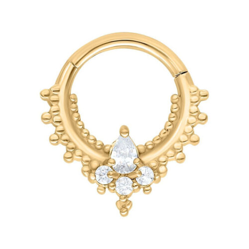 Goldener Piercingring mit Kristallen auf weißem Hintergrund