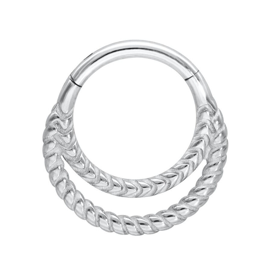 Silberner Double Twisted Clicker aus Chirurgenstahl 316L auf weißem Hintergrund