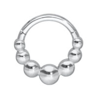 Silberner Piercingring mit Kugeldesign auf weißem Hintergrund