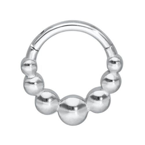 Silberner Piercingring mit Kugeldesign auf weißem Hintergrund